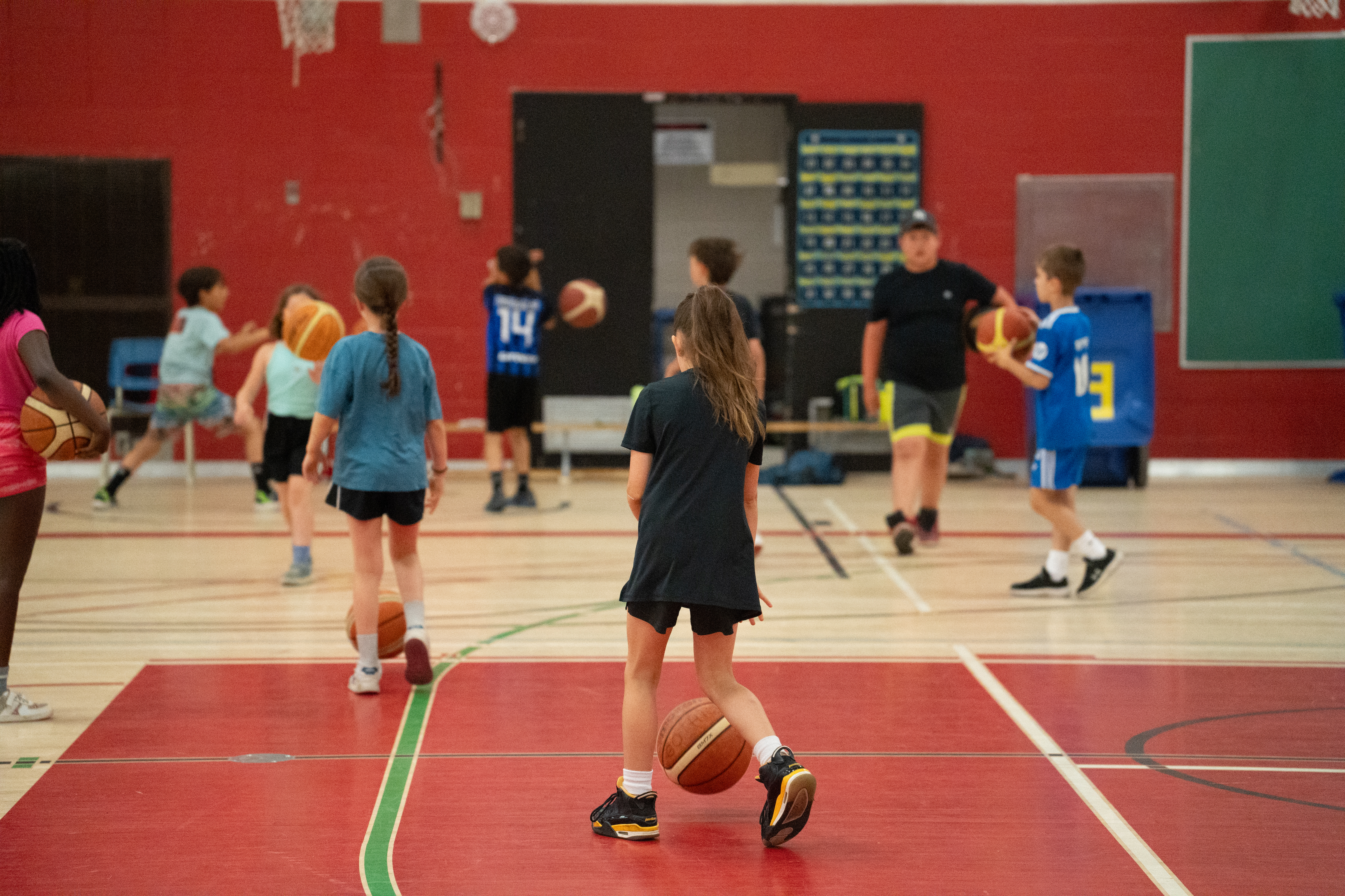 Jeune joueur en action pendant un entraînement de basketball